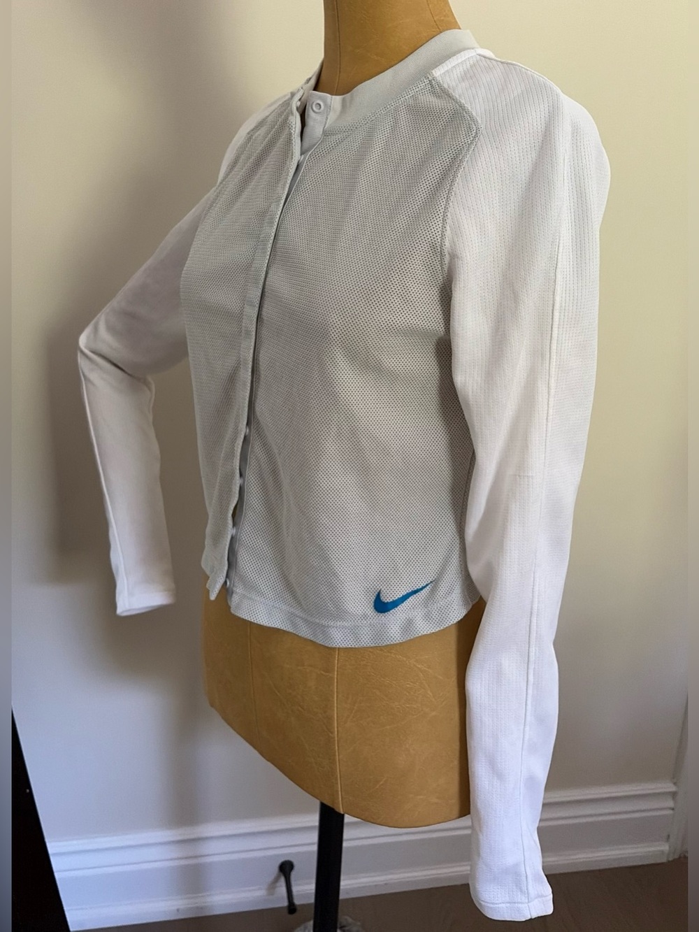 NIKE SPHERE DRY White Mesh Long Sleeve Cover Up with Snaps and Blue Swoosh (M)